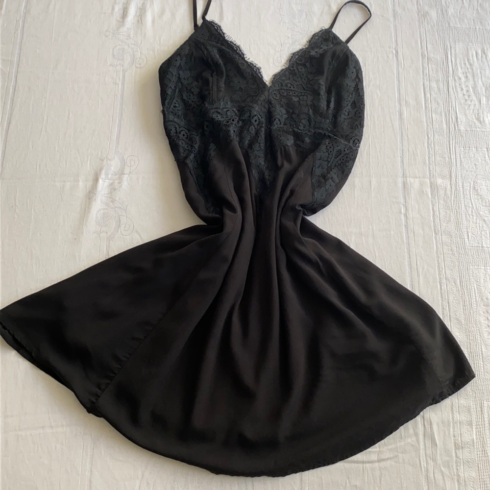 Lush little black dress. Short flowy dress with fitted lace top. Size Med/Large.